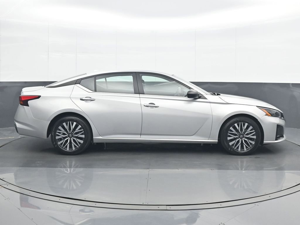 Used 2024 Nissan Altima 2.5 SV image 7