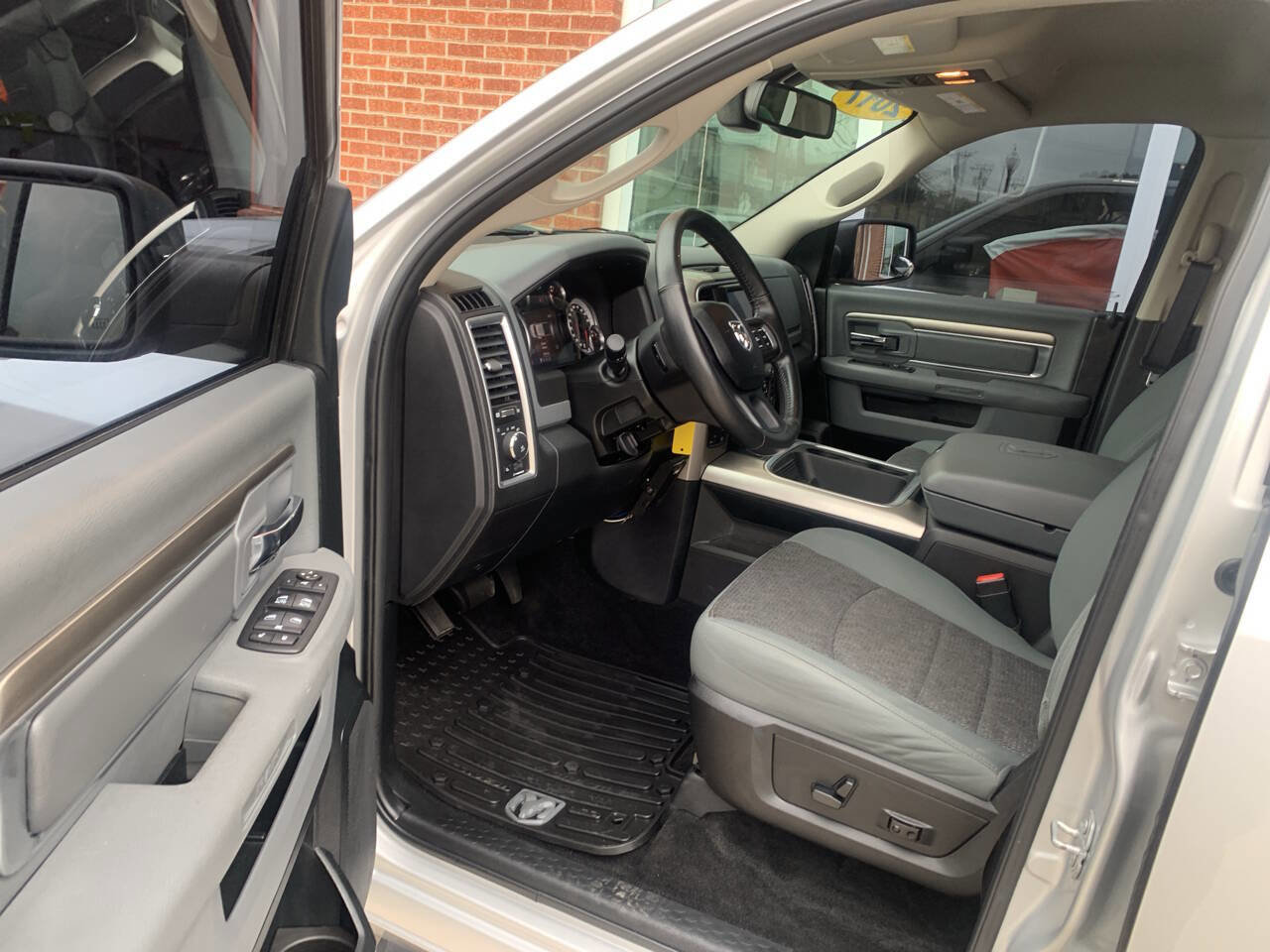 Used 2017 RAM 1500 Outdoorsman image 12