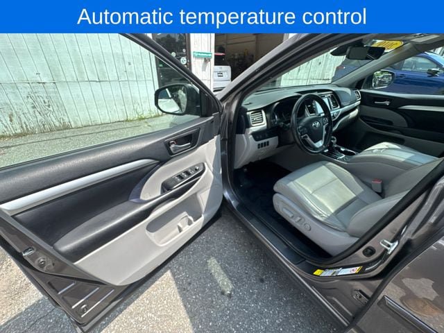 Used 2019 Toyota Highlander XLE AWD/4WD image 19