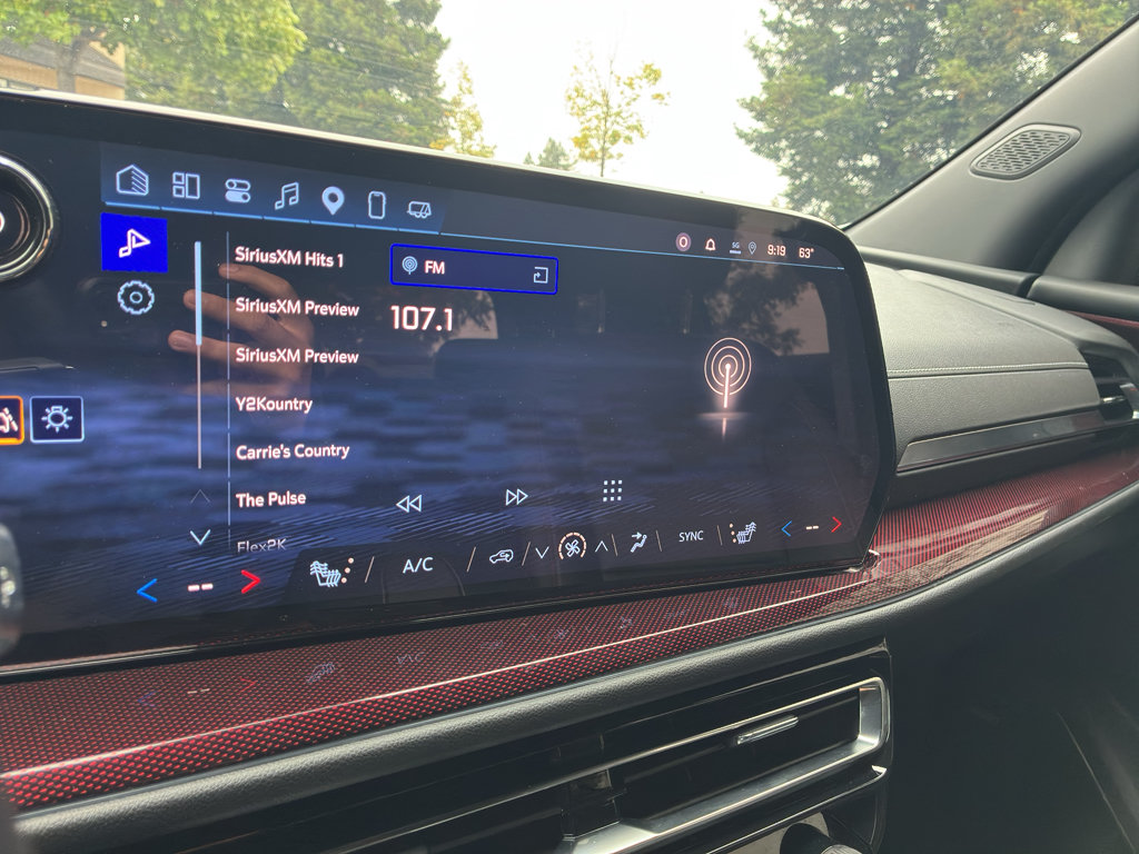 Used 2025 Chevrolet Traverse Z71 w/ Enhanced Driving Package AWD/4WD image 28