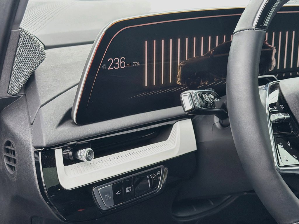 Certified 2025 Cadillac Optiq Luxury 2 AWD/4WD image 10