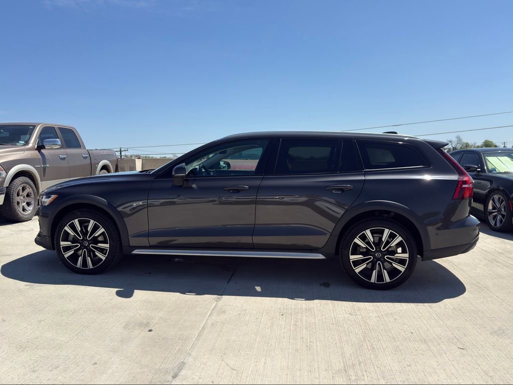 Used 2023 Volvo V60 B5 Cross Country Ultimate w/ Climate Package image 11