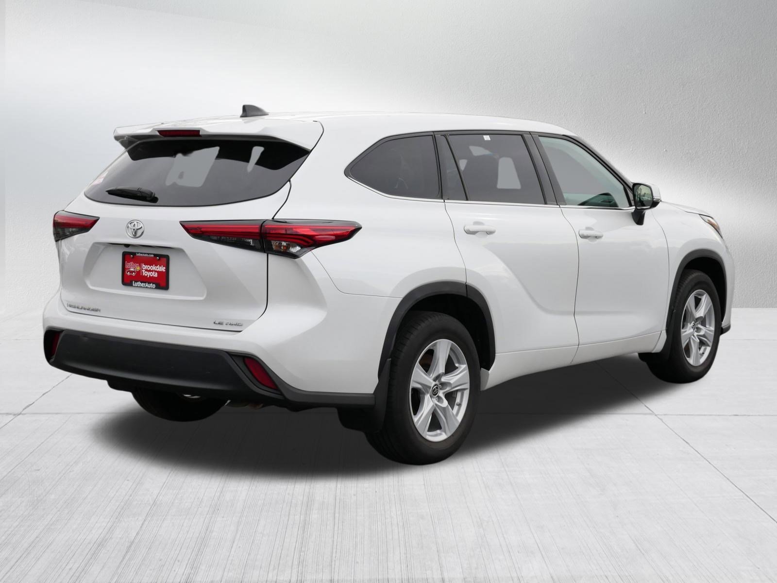 Used 2022 Toyota Highlander LE AWD/4WD image 7