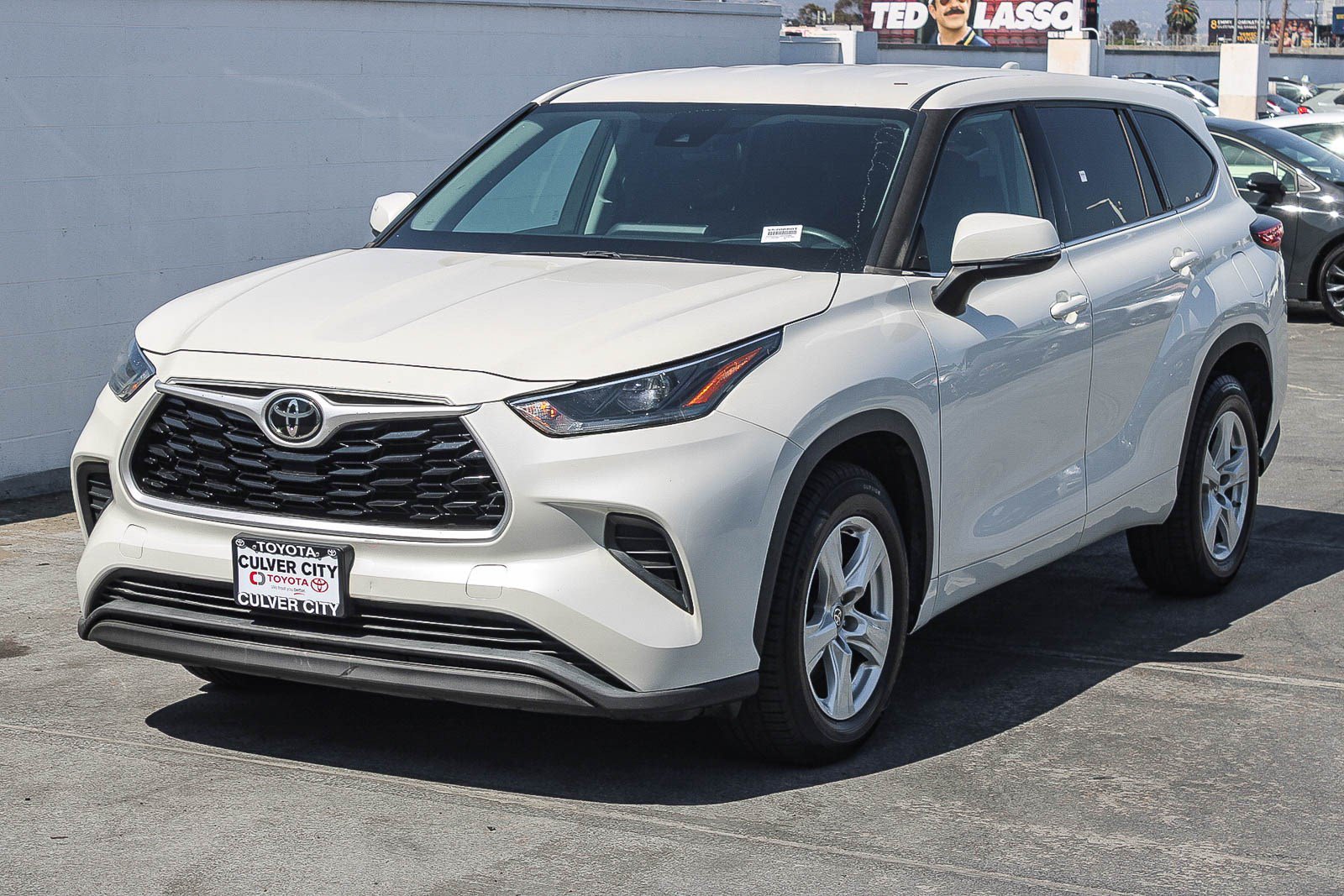 Used 2021 Toyota Highlander L FWD image 3