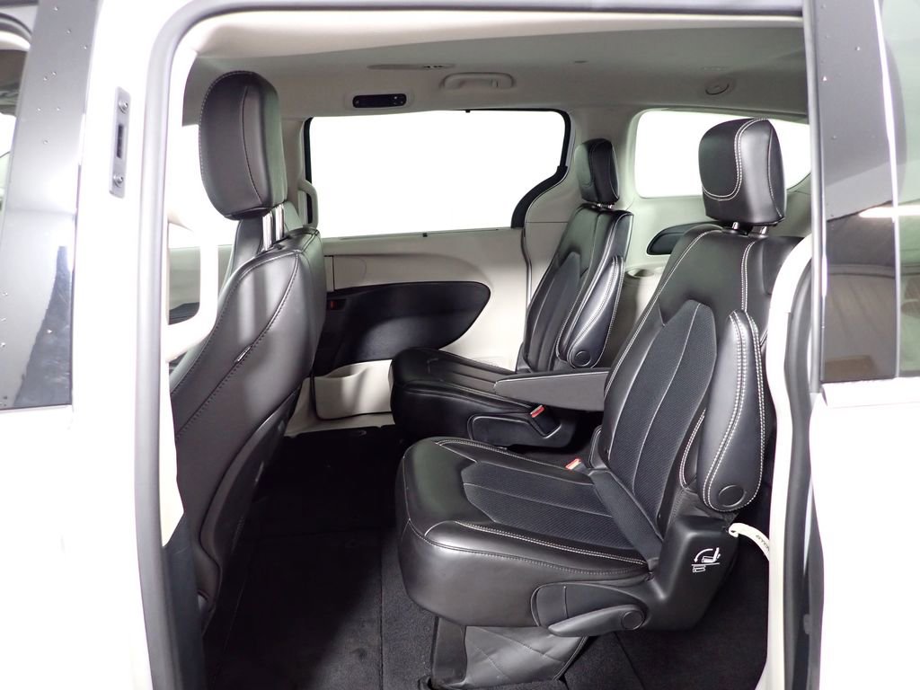 Used 2023 Chrysler Pacifica Touring-L FWD image 38