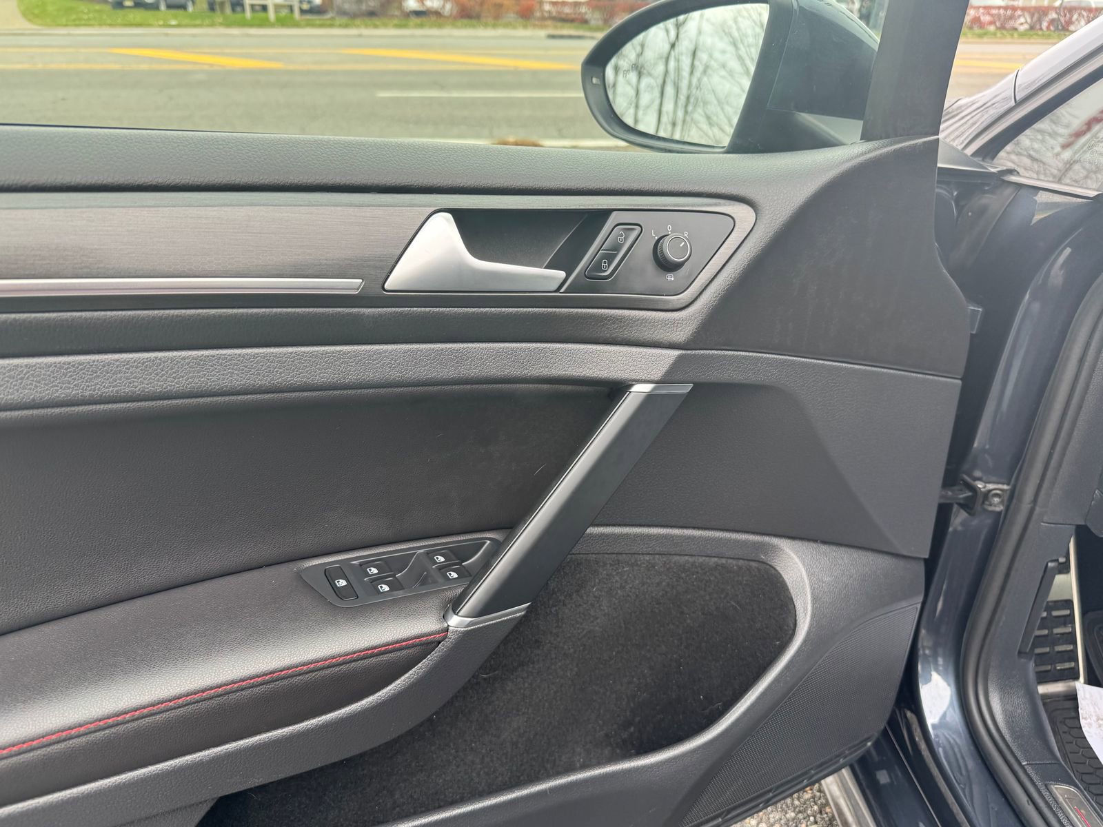 Used 2018 Volkswagen GTI SE w/ SE Leather Package image 23