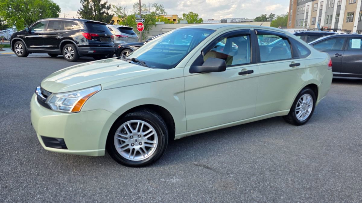 Used 2010 Ford Focus SE FWD image 3