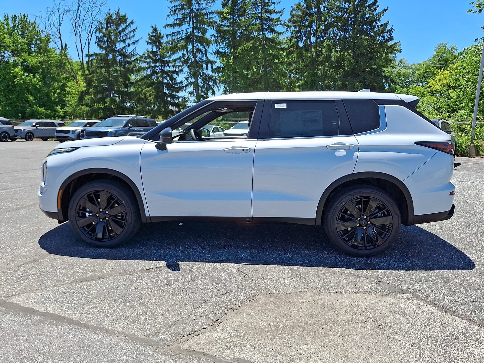 New 2026 Mitsubishi Outlander LE AWD/4WD image 5
