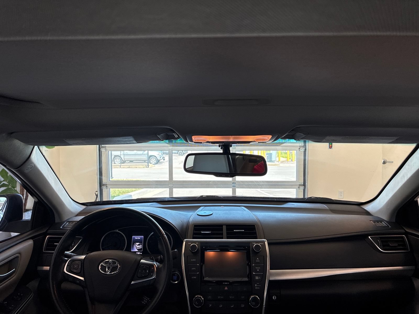 Used 2017 Toyota Camry SE w/ Moonroof Package FWD image 8