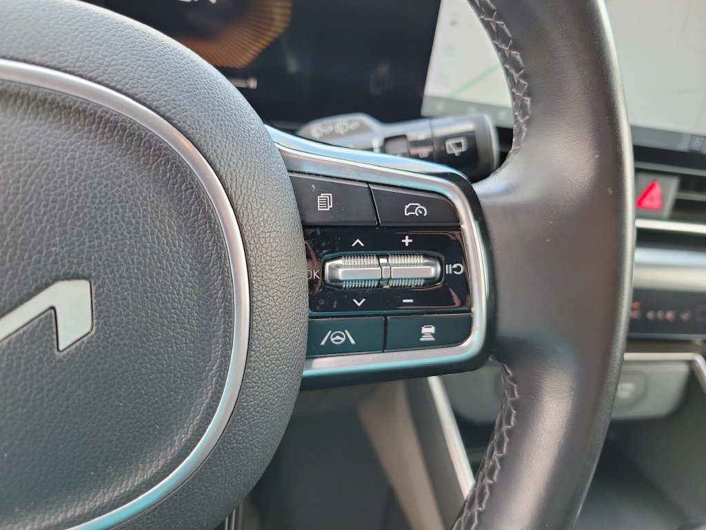 Used 2025 Kia Carnival FWD image 26