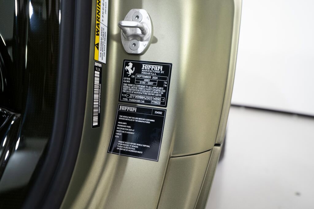 Used 2025 Ferrari SF90 Spider image 34