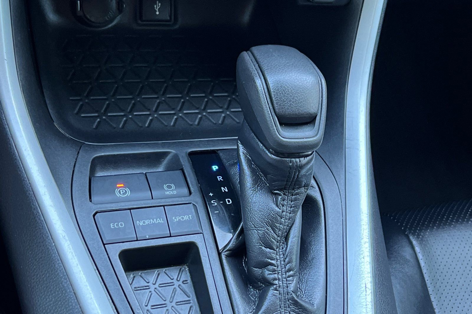 Used 2020 Toyota RAV4 XLE image 22