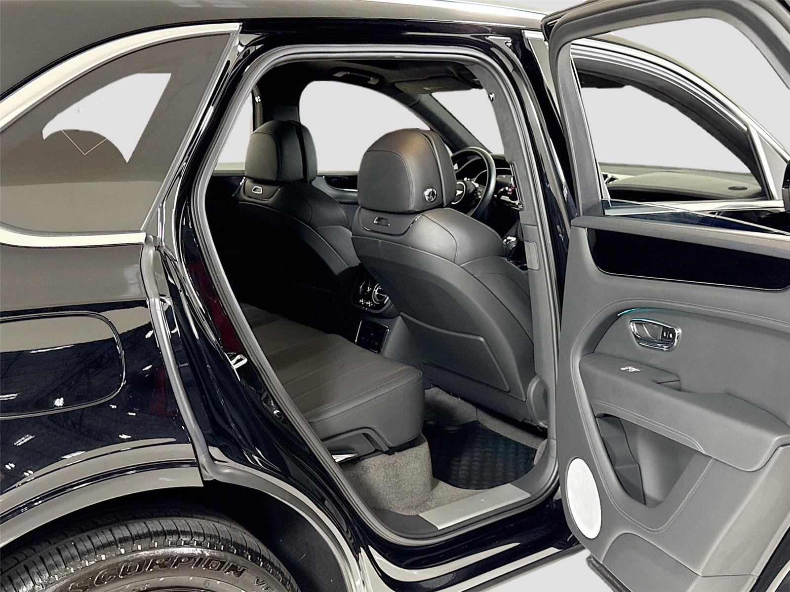 Used 2024 Bentley Bentayga AWD/4WD image 29