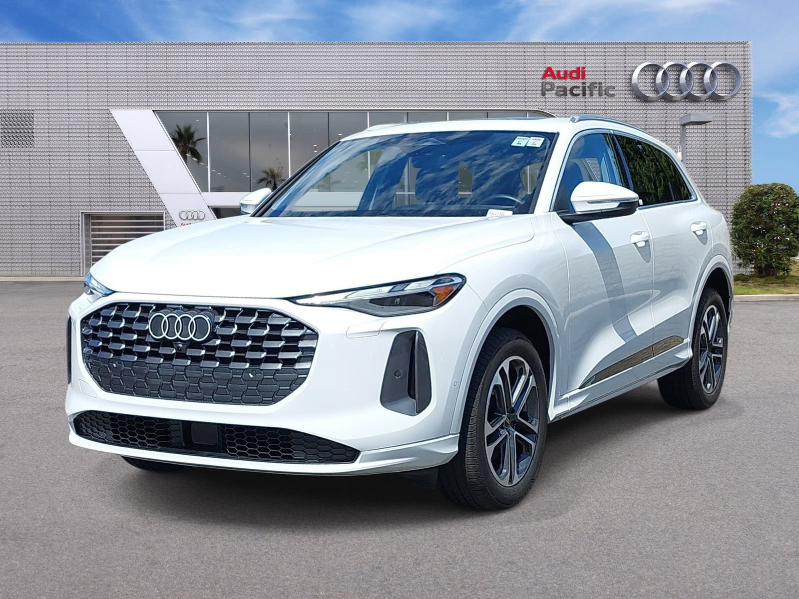 Used 2025 Audi Q5 Premium w/ Convenience Package