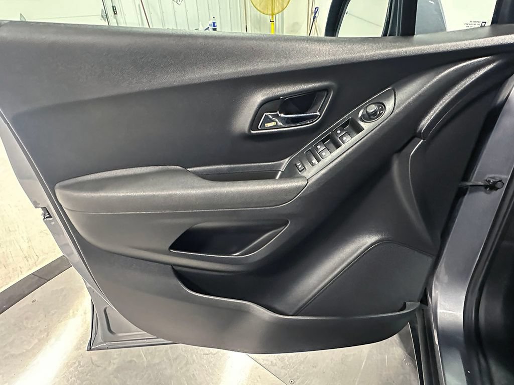 Used 2020 Chevrolet Trax LS FWD image 20