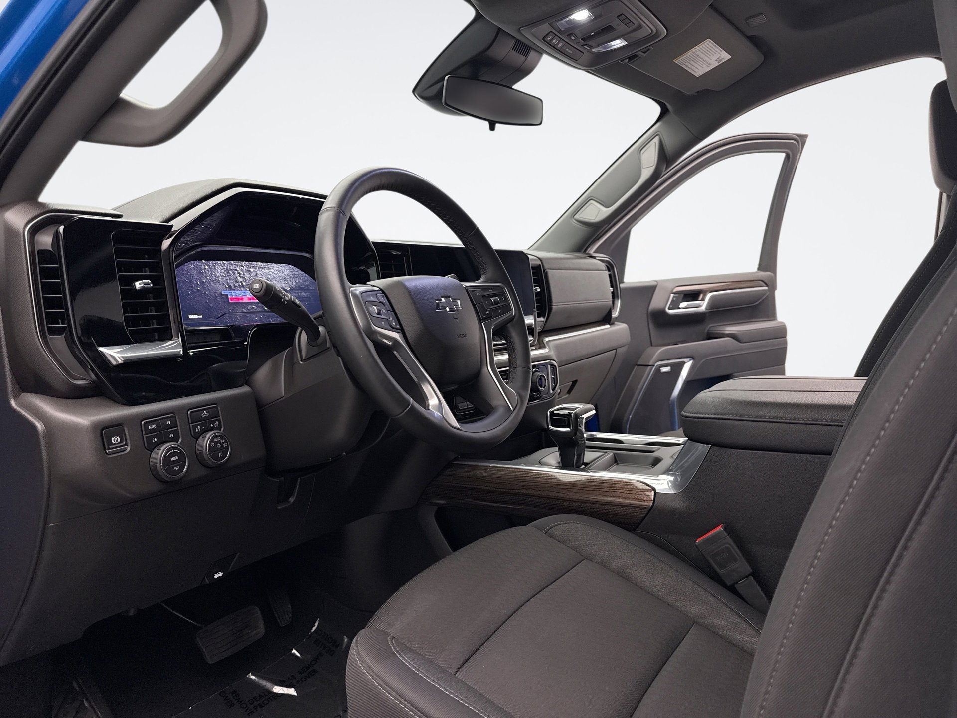 Used 2025 Chevrolet Silverado 1500 LT Trail Boss w/ Convenience Package II AWD/4WD image 10