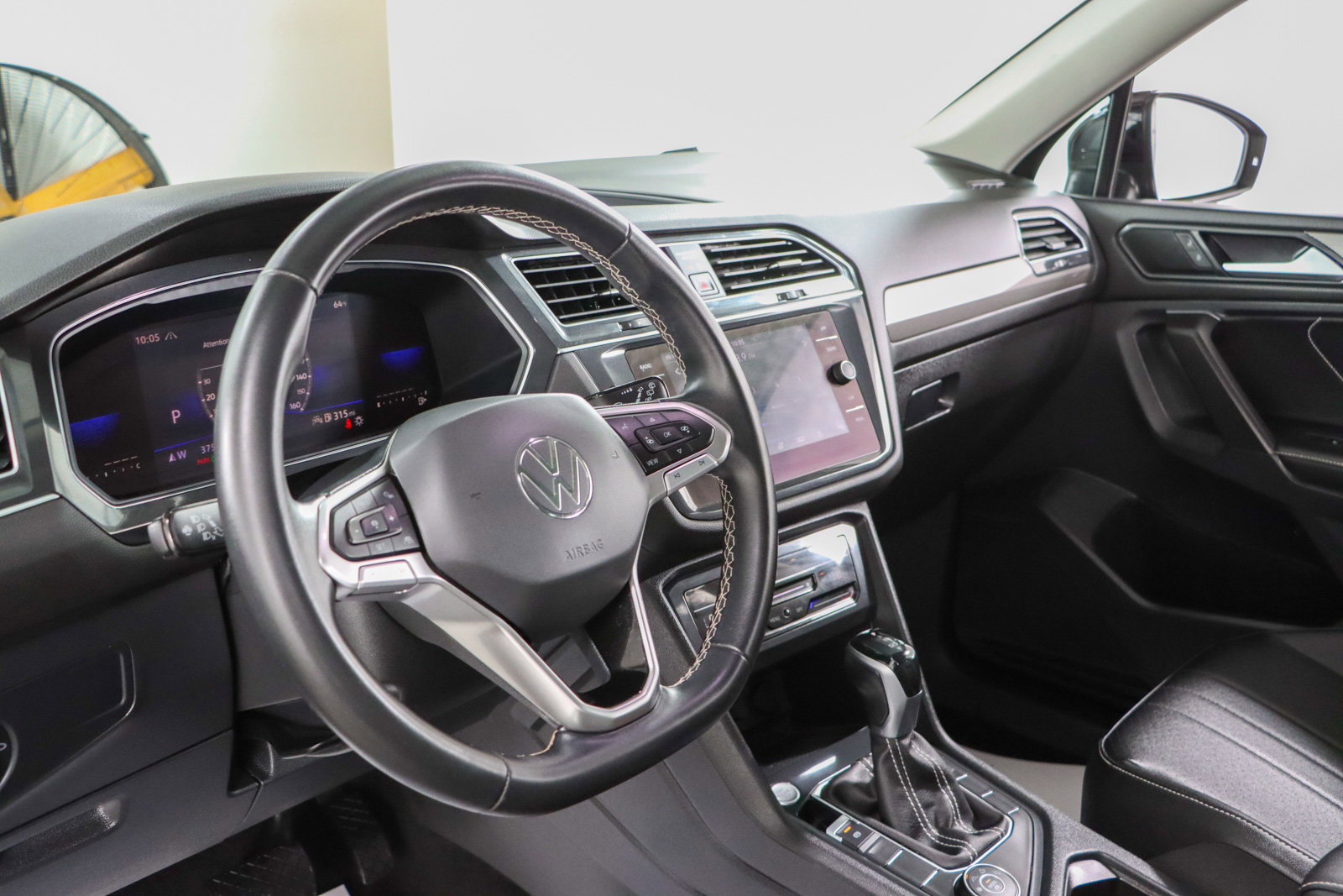 Used 2022 Volkswagen Tiguan SE w/ Panoramic Sunroof Package AWD/4WD image 23