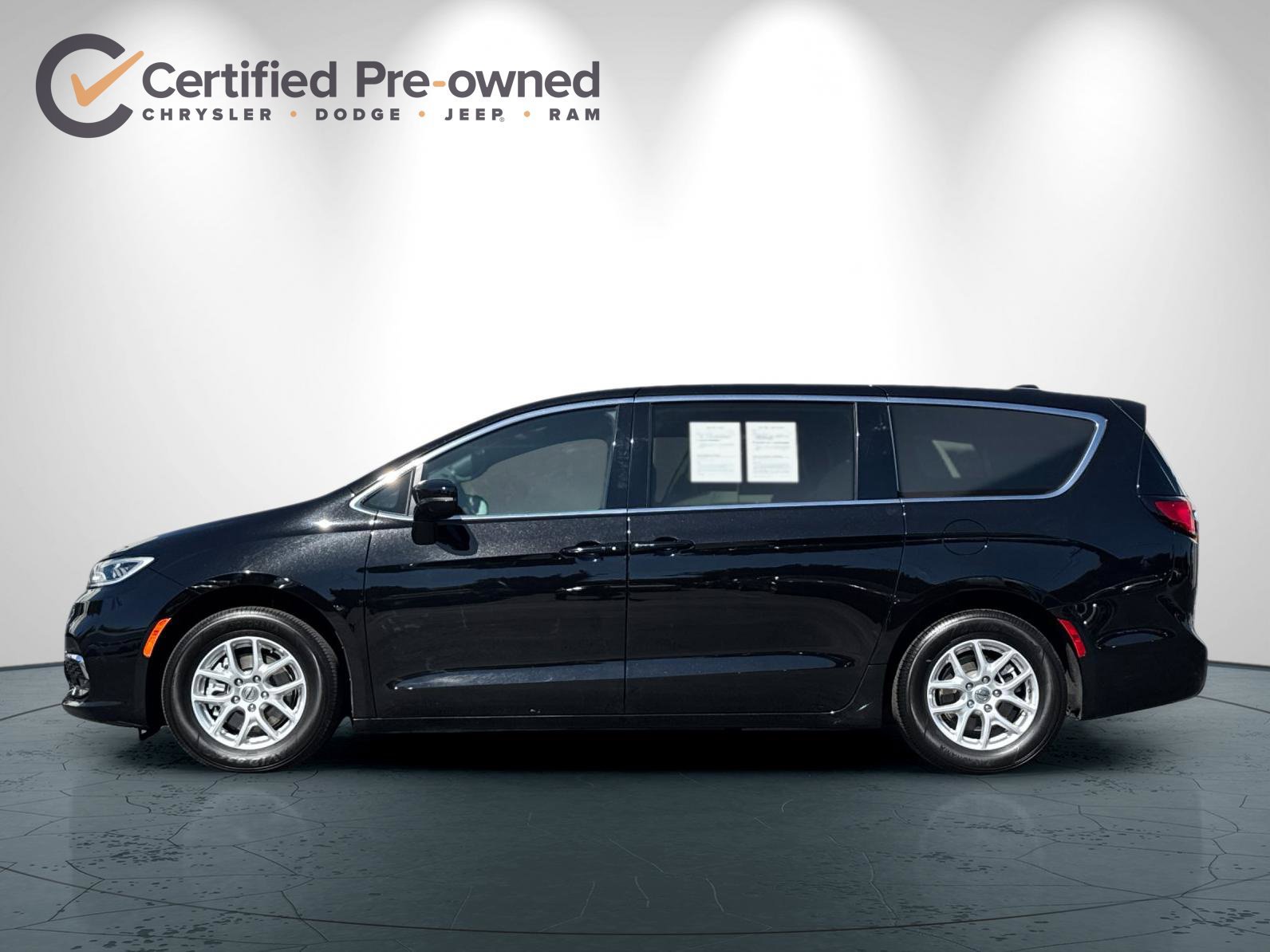 Certified 2025 Chrysler Pacifica Select FWD image 7
