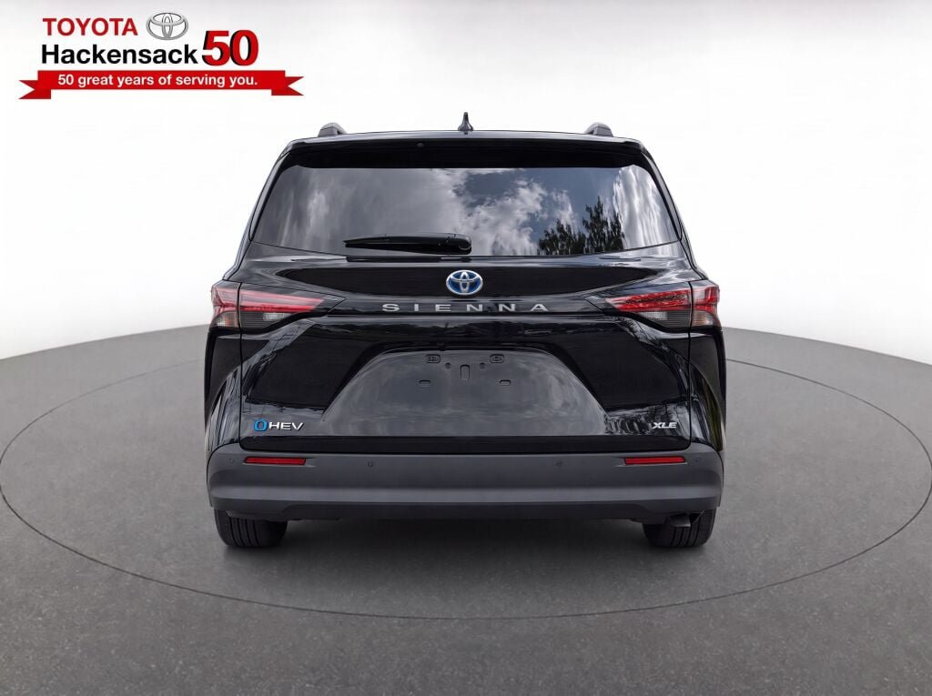 Used 2026 Toyota Sienna XLE FWD image 7