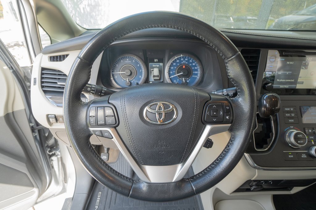 Used 2017 Toyota Sienna XLE Premium image 12