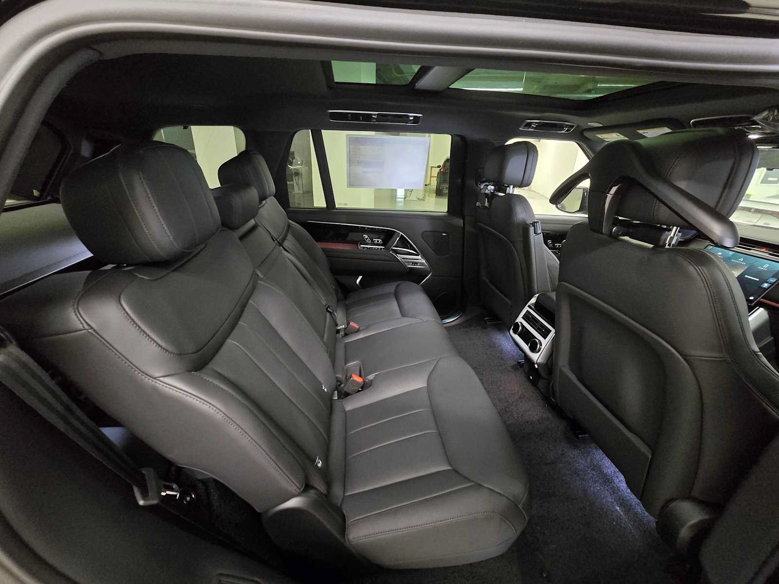 New 2026 Land Rover Range Rover Long Wheelbase SE AWD/4WD image 12