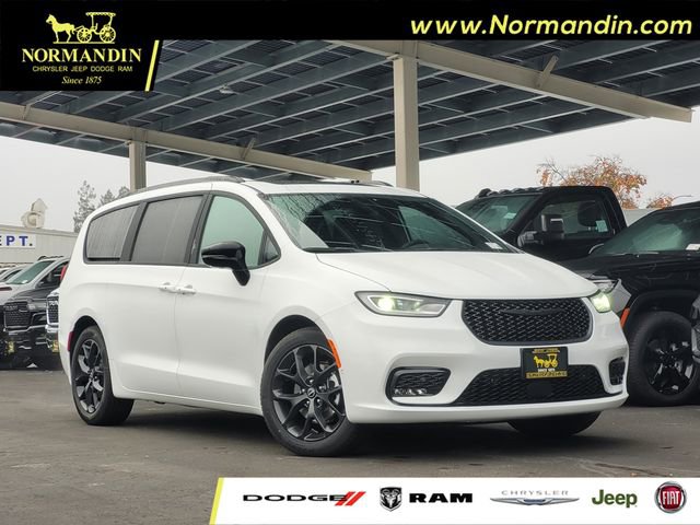 New 2026 Chrysler Pacifica Limited w/ S Appearance Package image 1
