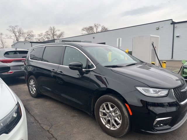 Used 2025 Chrysler Pacifica Select image 4