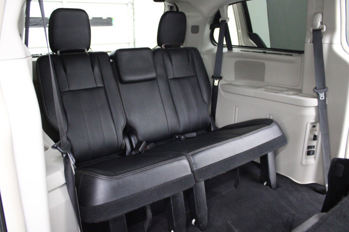 Used 2016 Chrysler Town & Country Touring w/ Driver Convenience Group FWD image 13