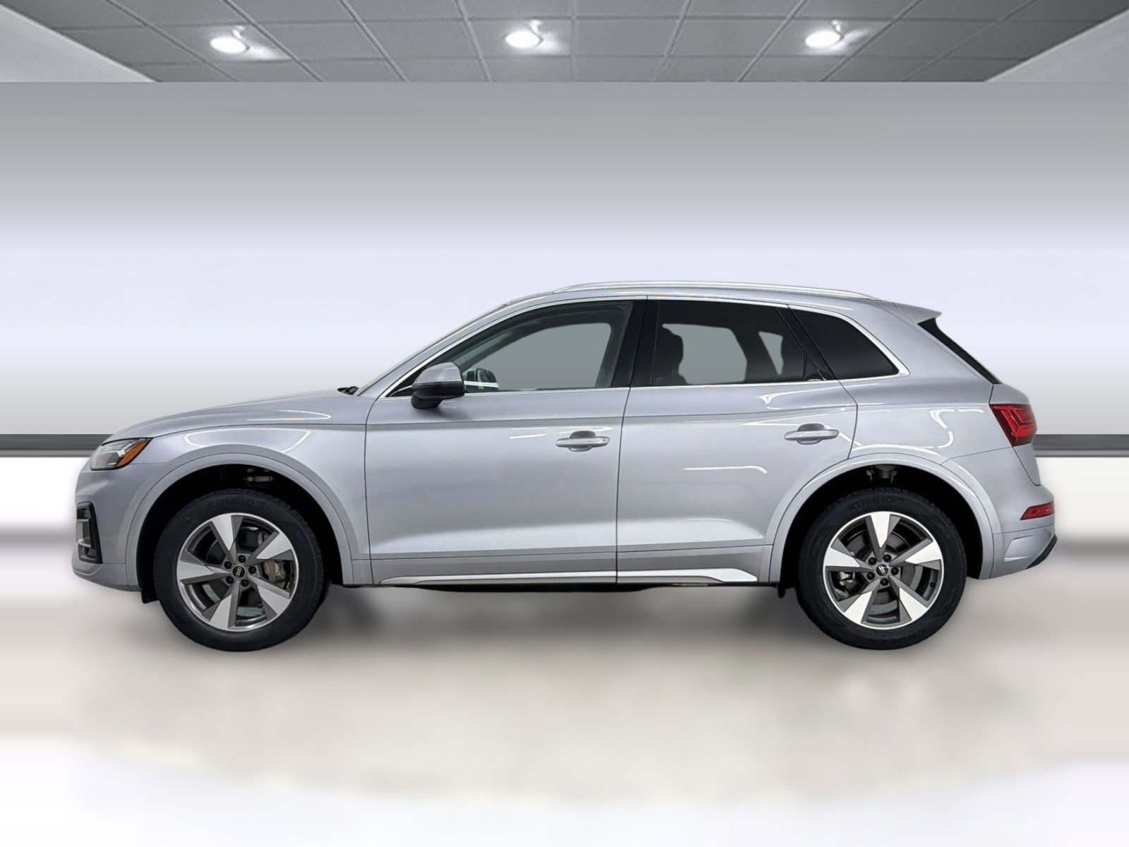 Used 2023 Audi Q5 Premium w/ Convenience Package image 2