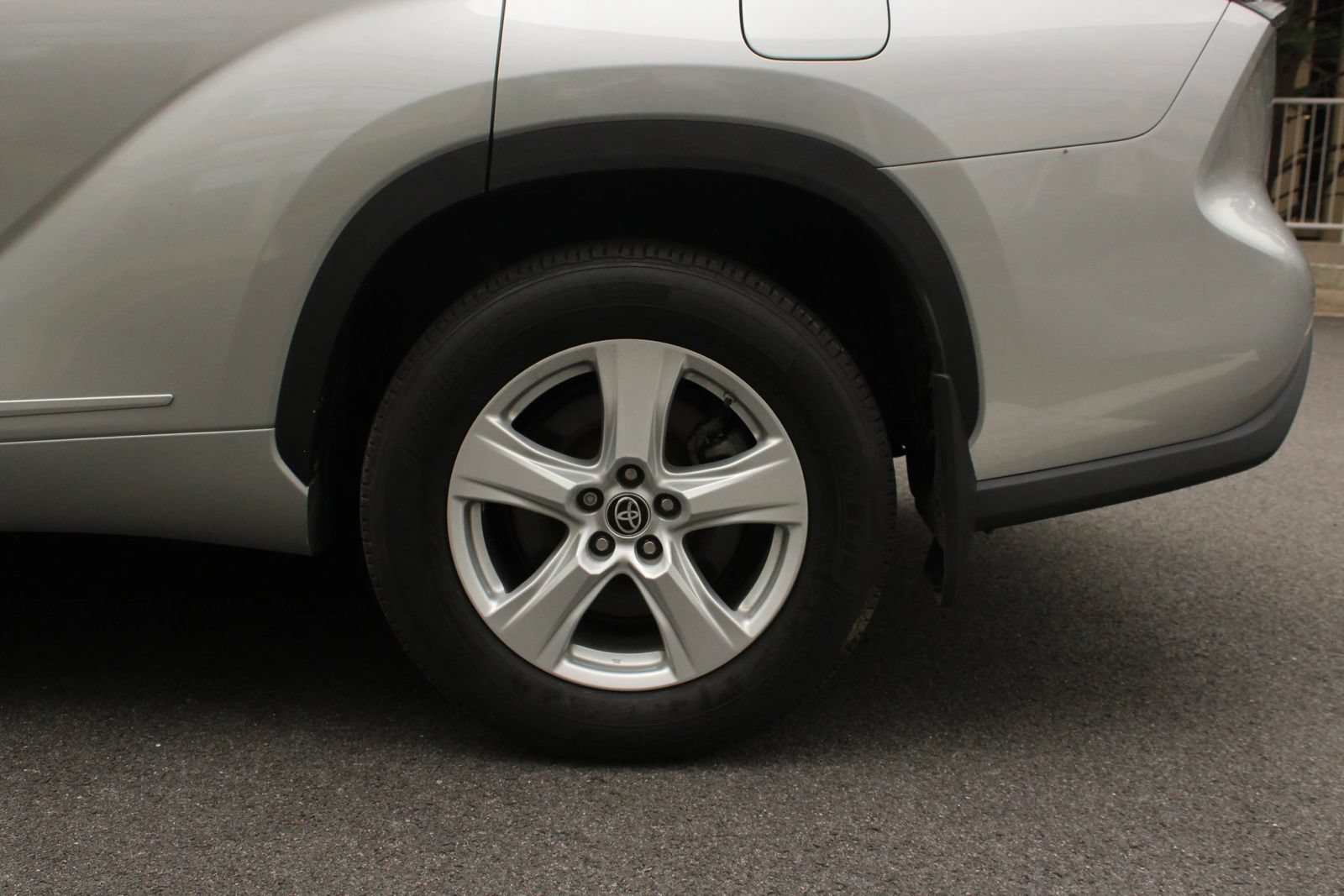 Used 2022 Toyota Highlander L AWD/4WD image 10