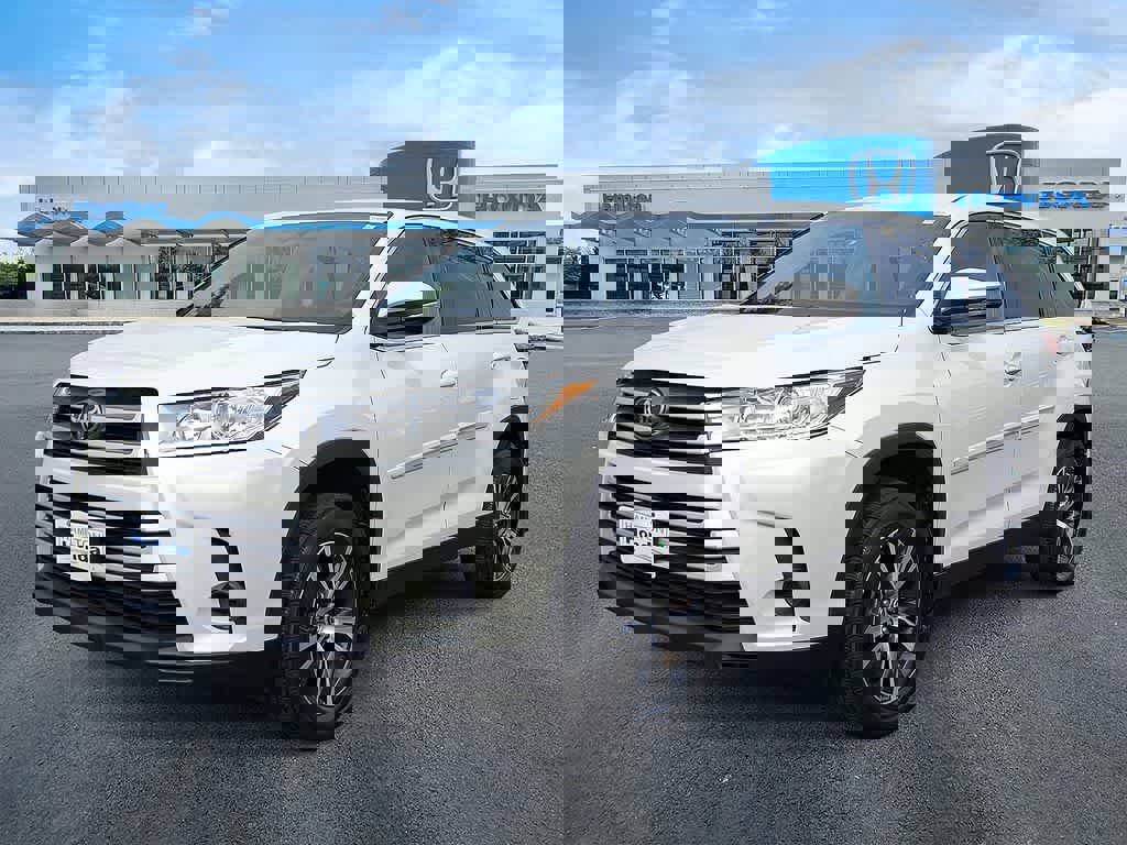 Used 2019 Toyota Highlander LE image 1