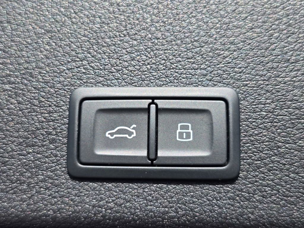 Used 2023 Audi e-tron Premium Plus w/ Premium Plus Package image 17