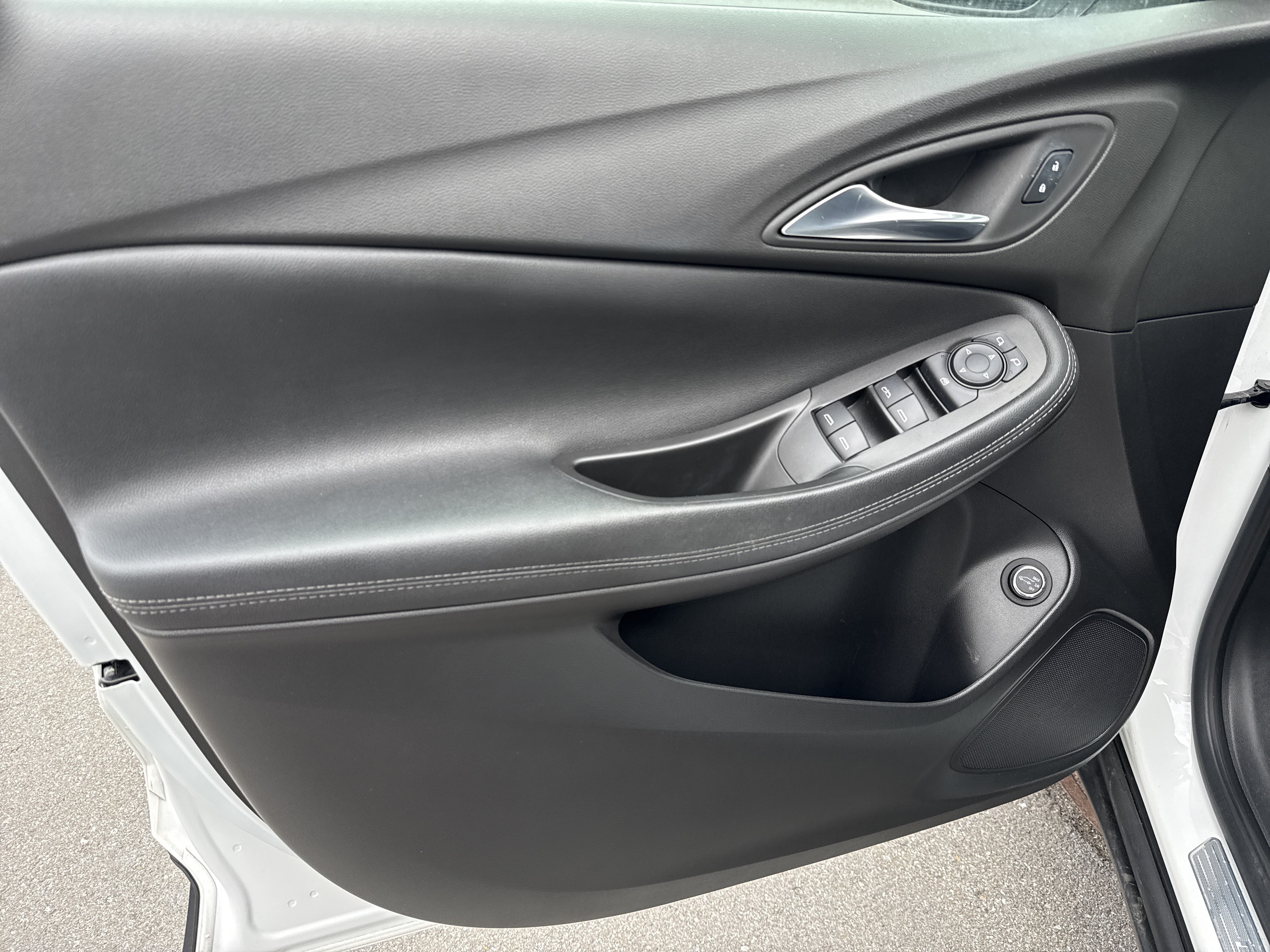 Used 2022 Buick Encore GX Select AWD/4WD image 15