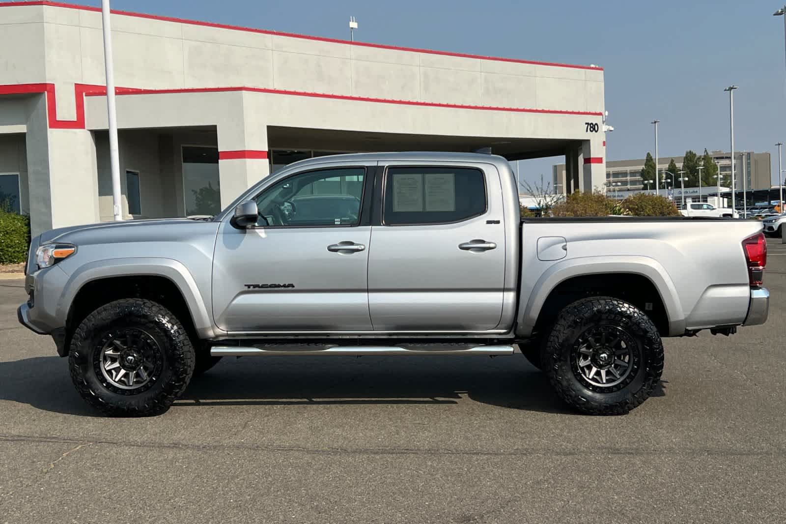Used 2020 Toyota Tacoma SR5 w/ Blackout Package RWD image 9