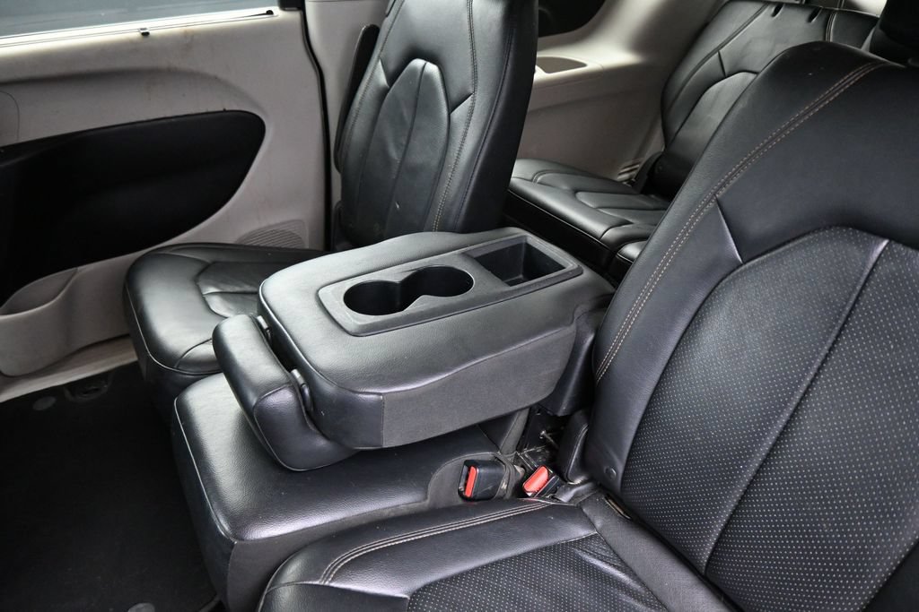 Used 2018 Chrysler Pacifica Touring-L FWD image 24