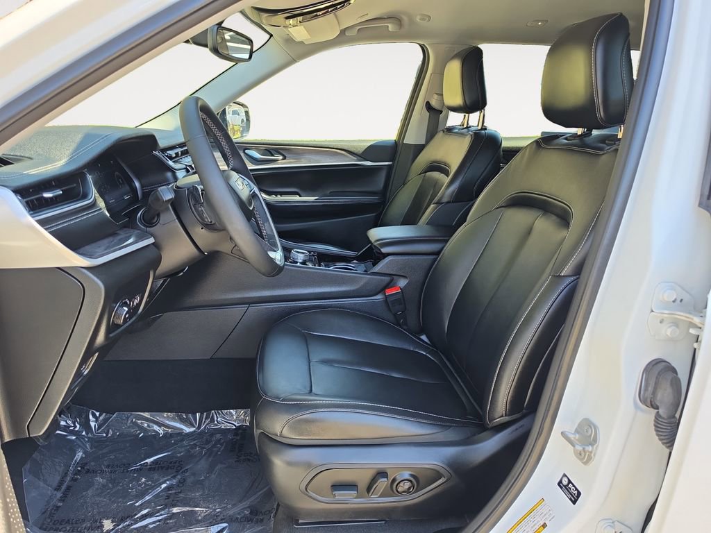 Used 2023 Jeep Grand Cherokee L Limited w/ Black Appearance Package AWD/4WD image 9