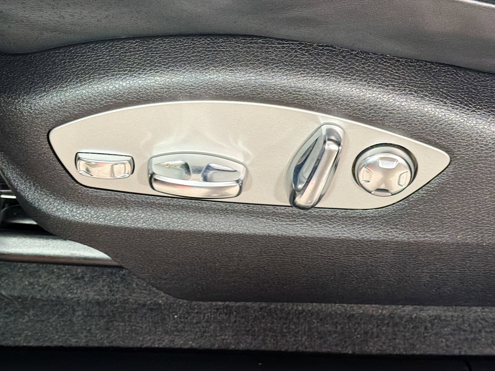Certified 2023 Porsche Macan AWD/4WD image 25
