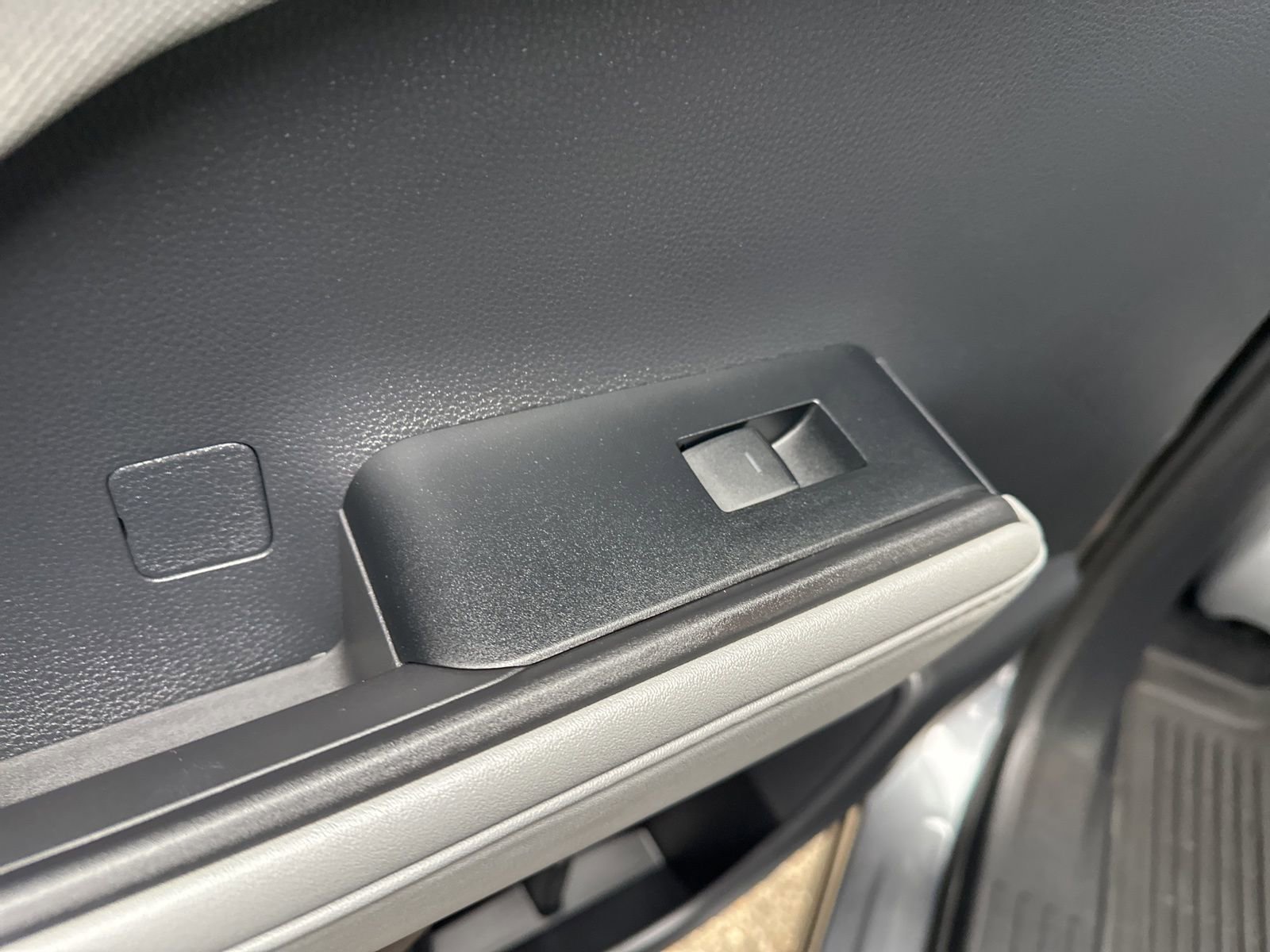 Used 2021 Toyota Highlander LE image 25