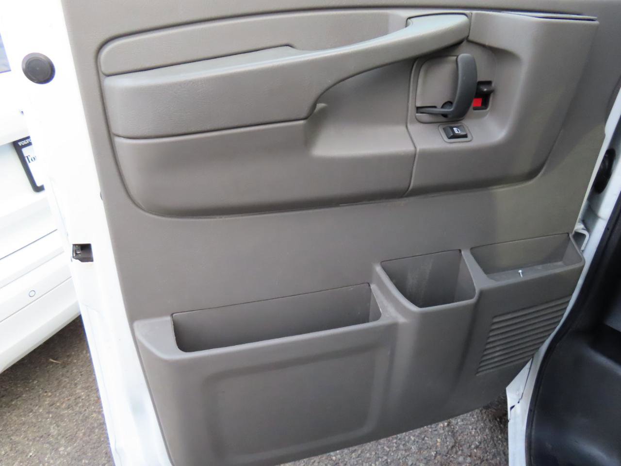 Used 2015 Chevrolet Express 2500 RWD image 10