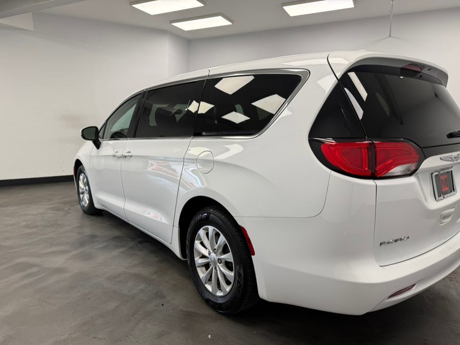 Used 2017 Chrysler Pacifica Touring w/ Tire & Wheel Group FWD image 21