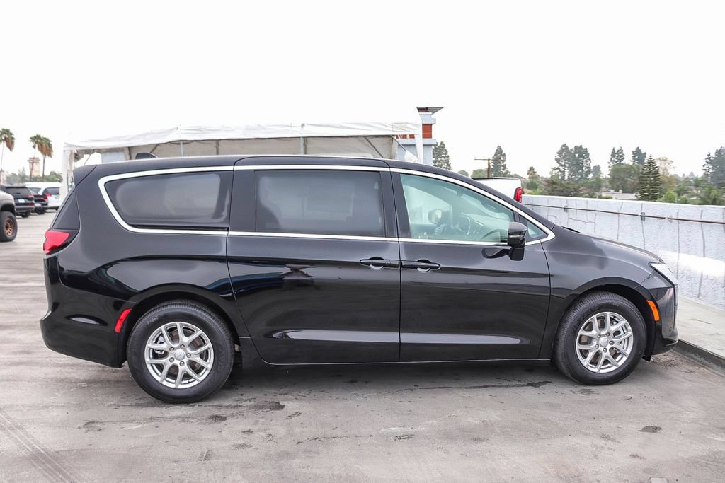 New 2027 Chrysler Pacifica Select FWD image 13