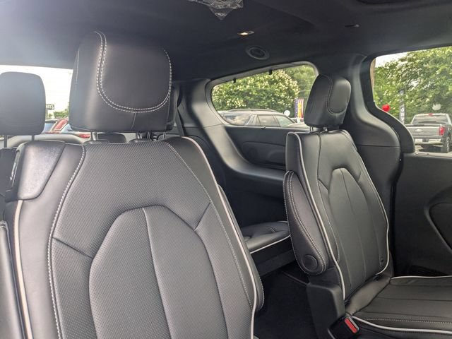 New 2027 Chrysler Pacifica Limited FWD image 30