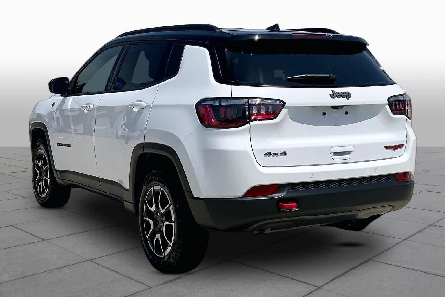 Used 2026 Jeep Compass Trailhawk AWD/4WD image 12