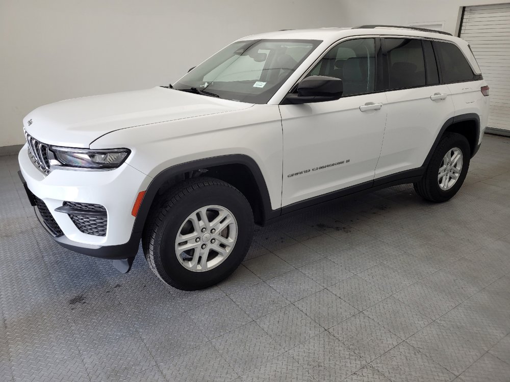 Used 2023 Jeep Grand Cherokee Laredo AWD/4WD image 2