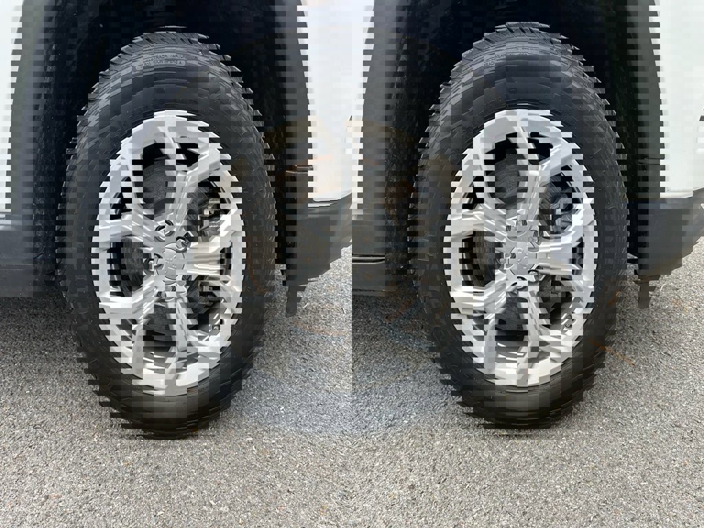 Used 2024 Jeep Compass Latitude image 32