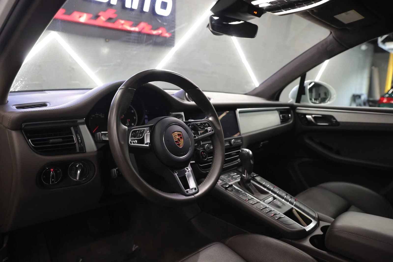 Used 2020 Porsche Macan Turbo AWD/4WD image 26