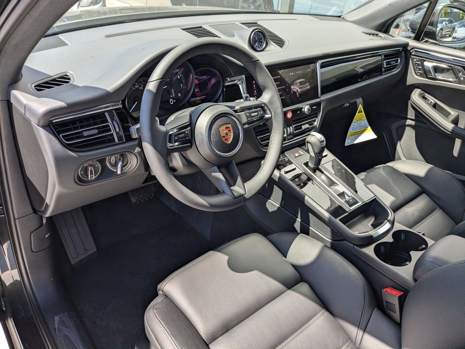 Certified 2025 Porsche Macan image 4