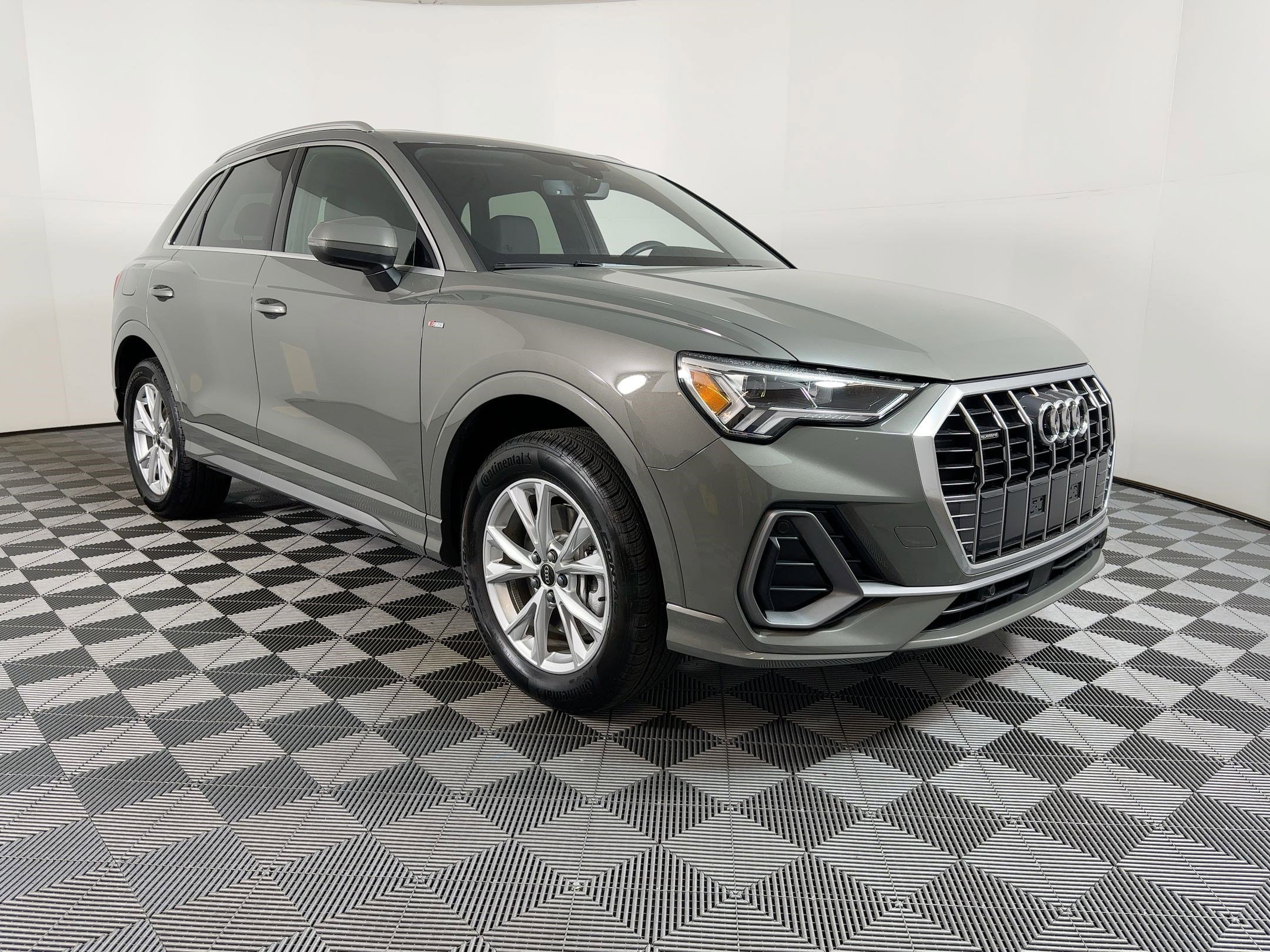 Certified 2025 Audi Q3 2.0T Premium Plus w/ Premium Plus Package image 18