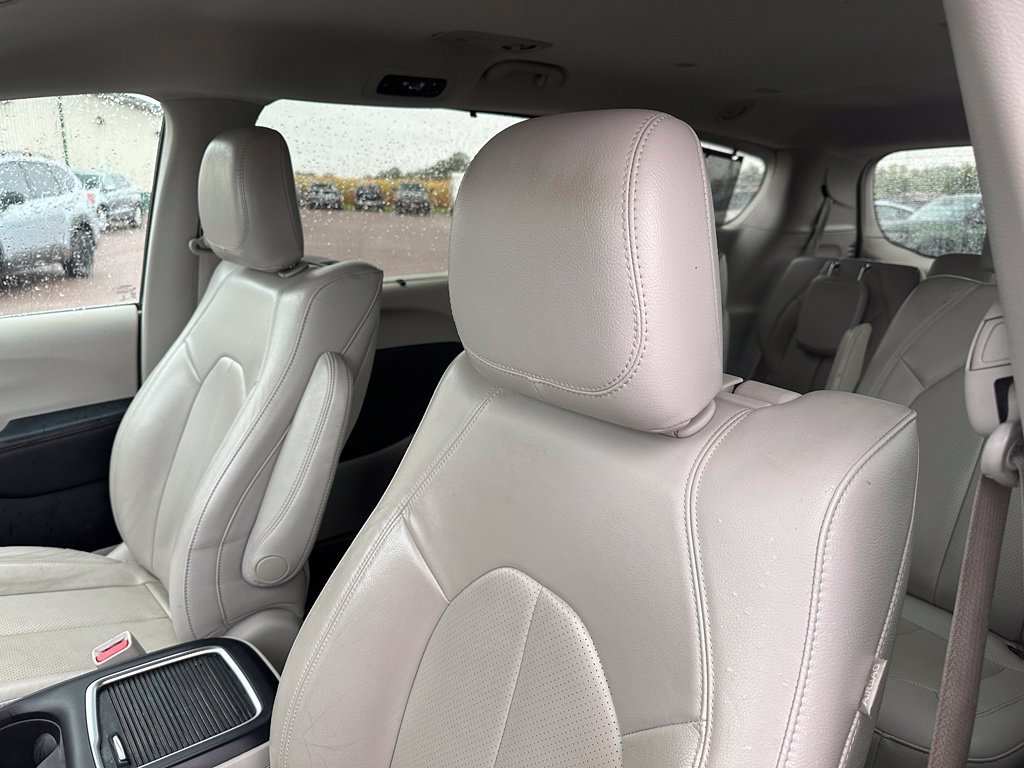 Used 2018 Chrysler Pacifica Touring-L Plus FWD image 3