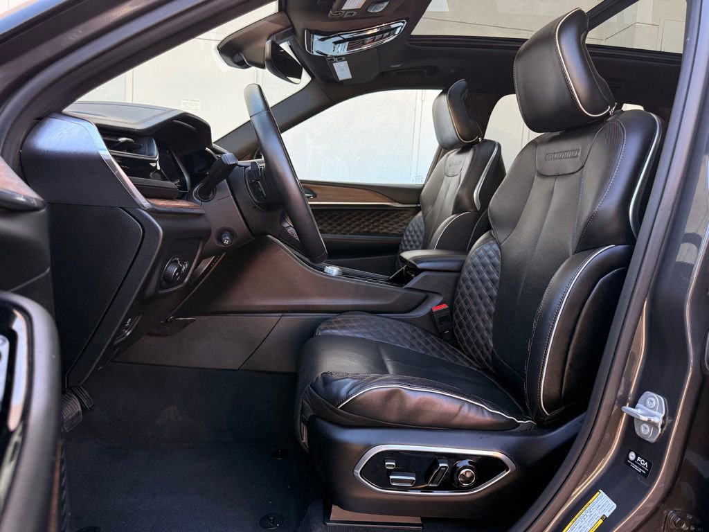 Used 2023 Jeep Grand Cherokee Summit w/ Luxury Tech Group V image 19